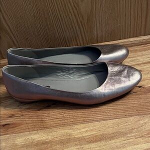 Ecco Size 40 gold Bronze Ballet Flats slip on leather loafers non slip soles EUC